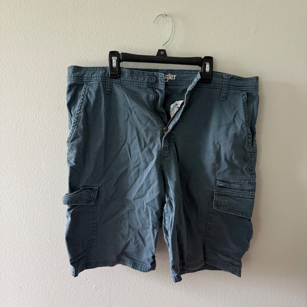 Wrangler blue relaxed fit cargo shorts with utility side pockets mens size 34